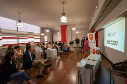 Gabriel Al&eacute;n y Ana Ortiz participaron en el desayuno informativo organizado por Vigo Centro sobre atenci&oacute;n al cliente y t&eacute;cnicas de venta, en una iniciativa apoyada por la Xunta de Galicia.