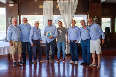 La tripulaci&oacute;n del "Cassandra", vencedor en Veteranos Cl&aacute;sicos, recibe su premio de manos del directivo del RCM Aguete, Joaqu&iacute;n Casal (4&ordm; por la dcha.)