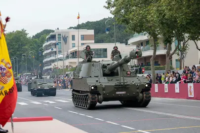 Un ob&uacute;s autopropulsado del Ej&eacute;rcito de Tierra desfila por la avenida de Samil durante el acto central del D&iacute;a de las Fuerzas Armadas celebrado en Vigo, ante miles de espectadores que siguieron el paso de las unidades y veh&iacute;culos militares. MINISTERIO DEL INTERIOR