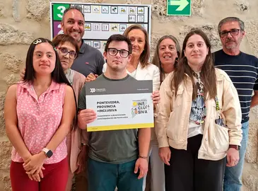 La vicepresidenta de la Diputaci&oacute;n de Pontevedra, Luisa S&aacute;nchez, durante la entrega de la placa del programa Provincia +Inclusiva a Down Vigo, entidad beneficiaria de una ayuda destinada a mejorar la accesibilidad cognitiva y la inclusi&oacute;n de las personas con s&iacute;ndrome de Down y discapacidad intelectual.