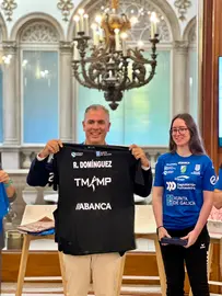 Rafa Dom&iacute;nguez recibe una camiseta conmemorativa del Club de Tenis de Mesa Monte Porreiro durante el acto de homenaje al equipo femenino tras su ascenso a la &eacute;lite del tenis de mesa espa&ntilde;ol.
