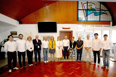 La nueva Junta Directiva del Real Club N&aacute;utico de Portos&iacute;n posa junto a representantes institucionales y colaboradores tras el acto oficial de presentaci&oacute;n celebrado en las instalaciones de la entidad.
