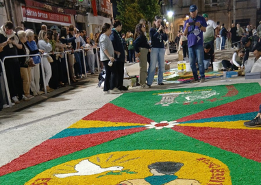 Los scouts de Arcos de Valdevez colaboraron en la confecci&oacute;n de las alfombras florales de Ponteareas, compartiendo tradici&oacute;n, creatividad e intercambio cultural.