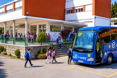 Un autob&uacute;s de transporte escolar realiza a recollida e traslado do alumnado no CEIP Antonio Blanco Rodr&iacute;guez de Covelo, un servizo fundamental para garantir o acceso &aacute; educaci&oacute;n dos estudantes procedentes das distintas parroquias do municipio e da s&uacute;a contorna.