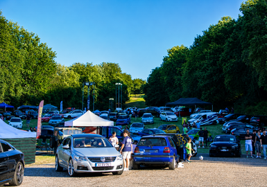 Decenas de veh&iacute;culos personalizados y centenares de aficionados participaron en la 14.&ordf; edici&oacute;n de Expo Motor Tuning do Vez, celebrada en el Pa&ccedil;o de Giela de Arcos de Valdevez, un encuentro que reuni&oacute; durante tres d&iacute;as a amantes del motor, el tuning y las exhibiciones automovil&iacute;sticas en un entorno natural &uacute;nico.