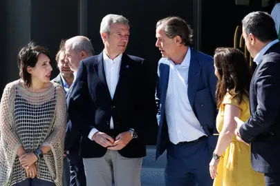 El presidente de la Xunta, Alfonso Rueda, durante su visita a la nueva sede de Hijos de Rivera en A Coru&ntilde;a, acompa&ntilde;ado por representantes de la compa&ntilde;&iacute;a y autoridades.