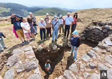 La arque&oacute;loga Rebeca Blanco-Rotea explica a los asistentes los trabajos arqueol&oacute;gicos realizados en el Forte do Bragandelo y la importancia hist&oacute;rica de este conjunto defensivo.