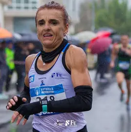 Julia Vaquero, durante una competici&oacute;n a&ntilde;os despu&eacute;s de su retirada de la &eacute;lite, convertida en un ejemplo de superaci&oacute;n personal. Su historia, marcada por el &eacute;xito deportivo y la lucha contra la enfermedad mental, inspira la novela Ch&aacute;mome Julia.