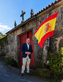 Maximino Fern&aacute;ndez Send&iacute;n, delante de la Casa Museo Etnogr&aacute;fico Pazo da Cruz, en Covelo, junto a la capilla de San Pedro de A Hermida, donde este s&aacute;bado se celebrar&aacute;n los actos en honor al patr&oacute;n y el tradicional encuentro con familiares, amigos y colaboradores.