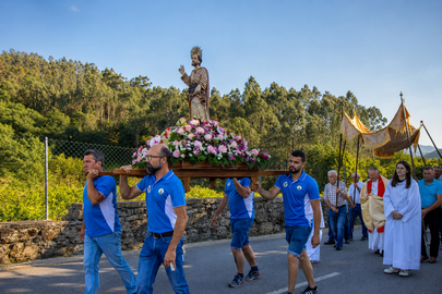 Procesi&oacute;n en honor a San Pedro durante la tradicional romer&iacute;a celebrada en la fregues&iacute;a de Vale.