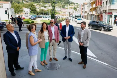 El presidente de la Xunta, Alfonso Rueda, junto al alcalde de Bueu, F&eacute;lix Juncal, y otros representantes institucionales durante la visita al entorno de la avenida Pazos Fontenla, donde se proyecta la humanizaci&oacute;n de la PO-315.