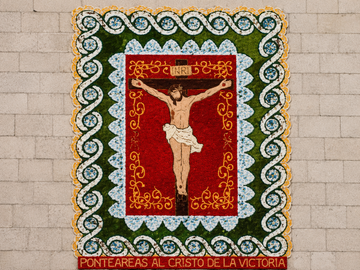 Alfombra floral realizada por la Asociaci&oacute;n de Alfombristas do Corpus Christi de Ponteareas en honor al Cristo de la Victoria, en una edici&oacute;n anterior de la solemne procesi&oacute;n viguesa.