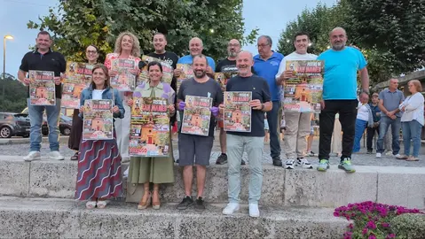 La comisi&oacute;n de fiestas con los miembros del gobierno municipal con su alcaldesa a la cabeza, Nidia Ar&eacute;valo. R. LEDO.