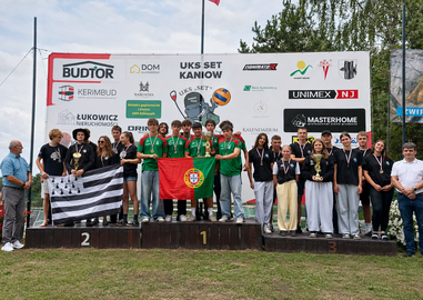 La selecci&oacute;n portuguesa celebra en el podio uno de los t&iacute;tulos conquistados en el Junior International Championship de kayak polo, disputado en Kani&oacute;w (Polonia).