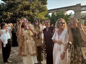 Varias asistentes contemplan el eclipse con gafas especiales de protecci&oacute;n durante la celebraci&oacute;n solidaria.