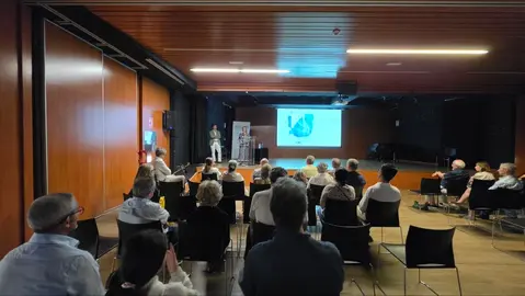 El p&uacute;blico sigue la conferencia-coloquio sobre aborto y salud integral de la mujer celebrada en el Ayuntamiento de Nigr&aacute;n.