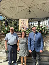 Carlos Hermelo, homenajeado en la primera edici&oacute;n del Homenaje a la Gente del Mar de Cangas, junto a la alcaldesa de Cangas y el presidente de la Cofrad&iacute;a de la Misericordia-Gremio de Mareantes, ante la imagen de la Virgen del Carmen.
