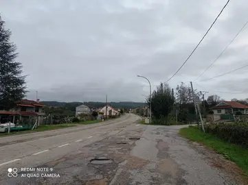Unha estrada nacional atravesando directamente un n&uacute;cleo habitado, sen unha separaci&oacute;n clara entre o espazo viario e o veci&ntilde;al.