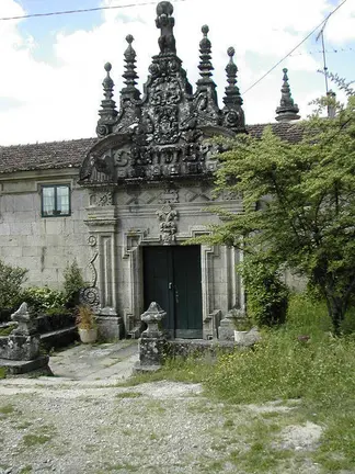 Barcia de Mera es un enorme pazo abacial con adornos arquitect&oacute;nicos que reflejan una probable influencia azteca, como parece ser por el atlas y los remates que coronan su fachada barroca. ARCHIVO.