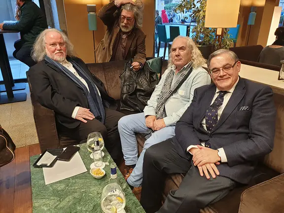 Alberto Barciela con los artistas Ant&oacute;n Pulido y Jos&eacute; Ram&oacute;n Barreiro. ARCHIVO.