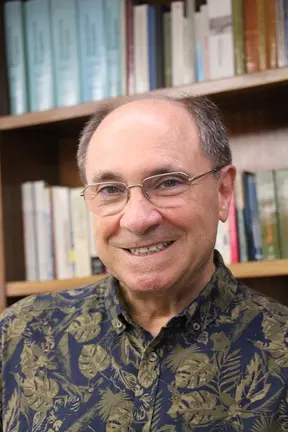 Carmelo Guill&eacute;n Acosta, poeta y director del Premio Adon&aacute;is, en Lisboa.