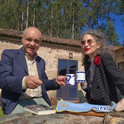 El director de Diario Luso-Galaico durante la entrevista a la escritora Silvia Rodríguez Coladas, en La Saleta, Meis.  ROBERTO LEDO.