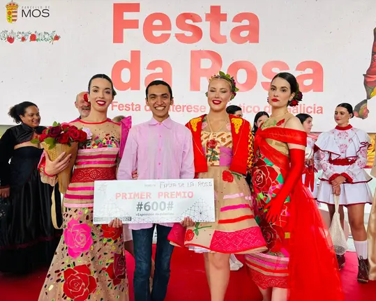 Johannes Sénior de Vigo, gañador do primeiro premio no DesfilaMos, amosa a súa colección "Fiesta de la Rosa", destacando a moda con encaixe.