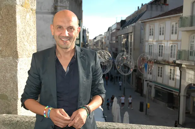 El alcalde de O Porriño, Alejandro Lorenzo, posa para este reportaje. Con casi cuatro años al frente del Concello, el regidor aspira a ser recordado como "una persona trabajadora" y valora la felicidad por encima de la política.