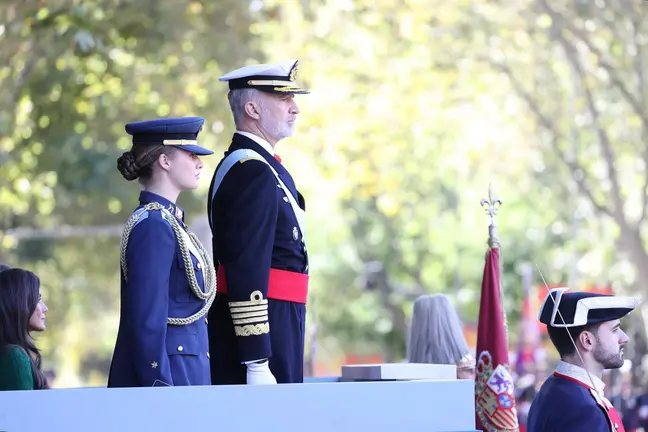 Su Majestad el Rey y Su Alteza Real la Princesa de Asturias en un momento del desfile. © CASA DE S.M. EL REY.