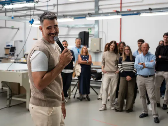 El actor y humorista David Amor, anfitrión del evento de ETIEM en A Coruña, luciendo una de las prendas de la firma, que combina elegancia con comodidad.