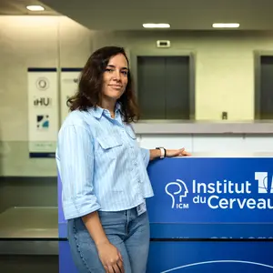 La investigadora sevillana Jara Cárcel Márquez, durante su trabajo en el Paris Brain Institute, donde estudia los factores genéticos que predisponen al ictus.