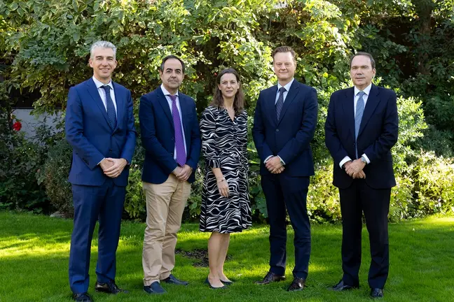 De izquierda a derecha: James Dodd, catedrático de Medicina Respiratoria en la Universidad de Bristol y consultor del NHS; Sarah Cowley, ministra consejera de la Embajada británica en España; y Guillermo de Juan, vicepresidente de Relaciones Institucionales y Comunicación de GSK en España y Europa, durante el encuentro sobre EPOC celebrado en la sede de la Embajada británica en Madrid.