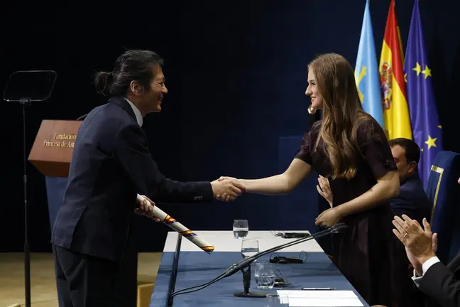 La Princesa de Asturias entrega el Premio Princesa de Asturias de Comunicación y Humanidades 2025 a Byung-Chul Han. © CASA DE S.M. EL REY.