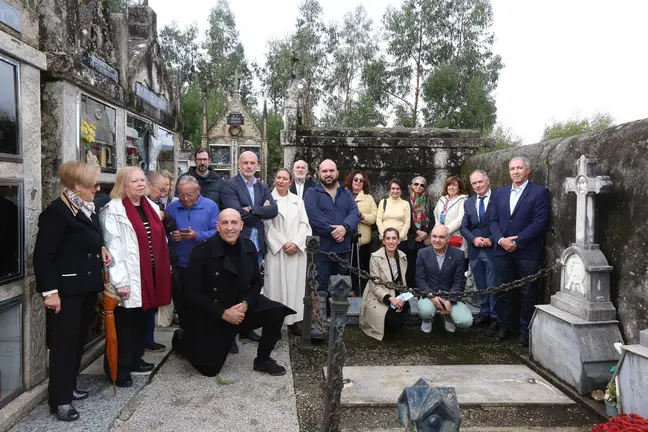 Asistentes al homenaje ante la tumba de Enrique Peinador Vela, en el cementerio de Mondariz Balneario, donde autoridades y vecinos recordaron al impulsor del balneario y pionero del progreso gallego.
