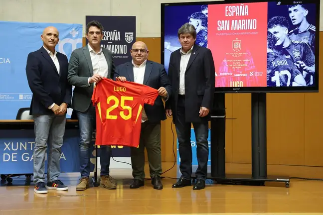 El seleccionador nacional, David Gordo; el presidente de la Real Federación Galega de Fútbol, Pablo Prieto; y el presidente del CD Lugo, Ronald Baroni.