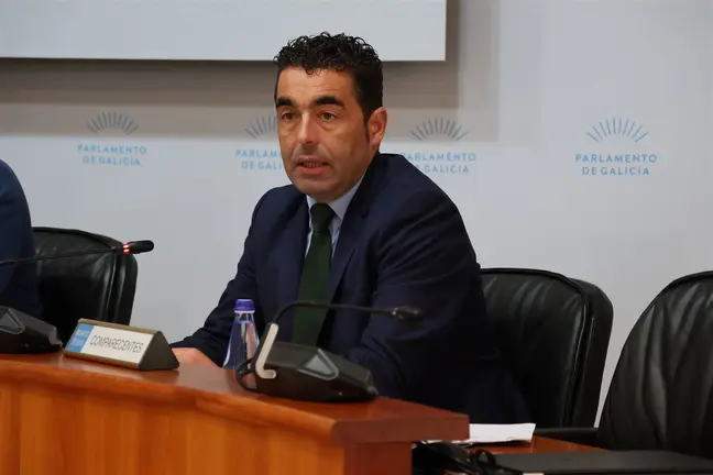 El presidente de la Deputación de Pontevedra, Luis López, durante su intervención en el Parlamento de Galicia, presentando el presupuesto provincial para 2026, el más alto de la historia con 238,6 millones de euros y enfocado en cooperación con los concellos, deporte, turismo e infraestructuras.