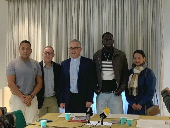 (De esq. a dta.) Antonio, marinro-pescador acompañado por Stella Maris de Vigo; Jesús M. Carracedo, vigario de Economía; Mons. Antonio Valín, bispo de Tui-Vigo; Birama Ndong, marinero-pescador acompañado por Stella Maris de Vigo; María Isabel Barrios, usuaria do proxecto Clara da diócese de Tui-Vigo.