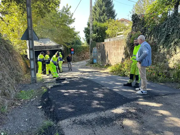 El teniente de alcalde y concejal de Vías y Obras, Juan Carlos Glez. Carrera, supervisa los trabajos de asfaltado incluidos en el plan de mejora de las calles del centro urbano de Ponteareas.