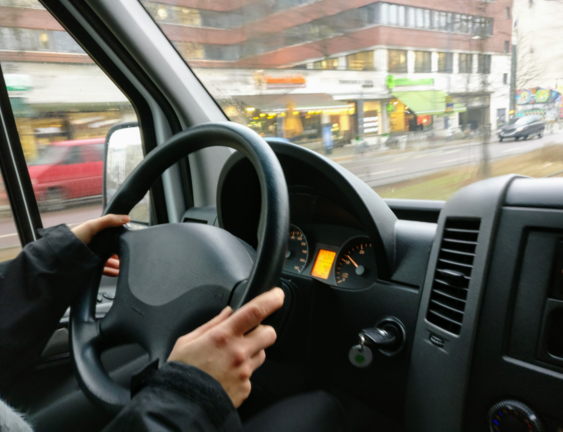 Um condutor ao volante ilustra a nova medida do Governo que visa facilitar o pagamento do Imposto Único de Circulação, tornando o processo mais simples e flexível para os contribuintes.