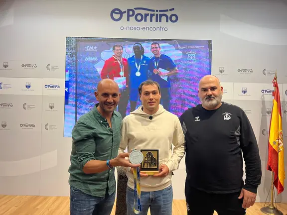 El alcalde de O Porriño, Alejandro Lorenzo, y el concejal de Deportes, Abel Estévez, reciben al subcampeón de Europa Máster 35, Sergio Rodríguez Teixeira, en reconocimiento a su medalla de plata en los 200 metros lisos.