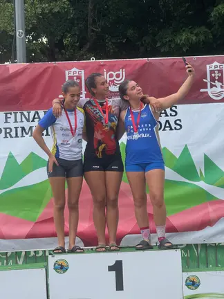 A Campeã Nacional, Matilde Barros da DKC de Viana, celebra no pódio o 1º lugar em K1 Cadete feminino, um marco histórico na sua carreira desportiva.