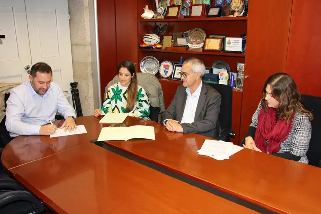 Assinatura dos protocolos de Música e Dança. O Presidente Olegário Gonçalves, a Vereadora Marlene Barros e os representantes do Conservatório, Nuno Brito, e da Associação de Arte e Dança, Diana Ataíde.