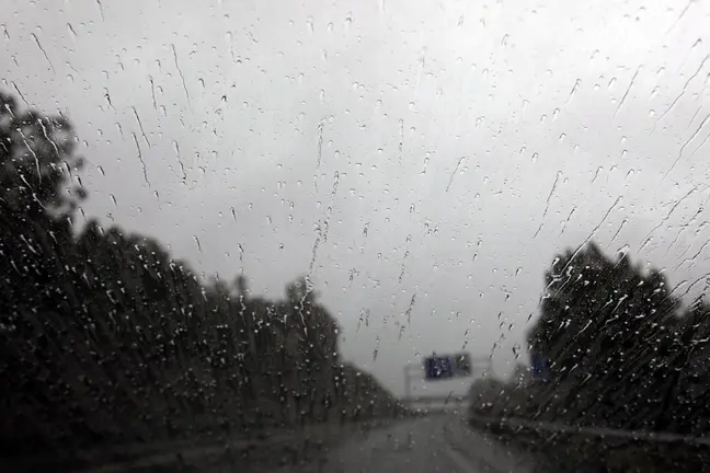 El temporal costero en A Coruña y Pontevedra se hace sentir también en las vías, con precipitaciones intensas y cielos cerrados.