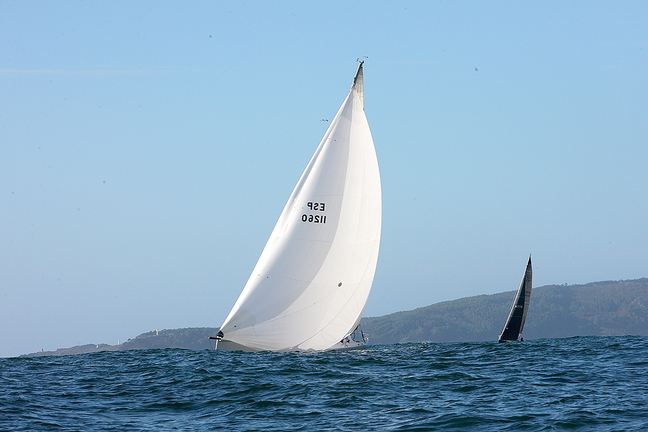 a fuerza del mar esculpe auténticas montañas de agua, con la majestuosa silueta de Cabo Home emergiendo al fondo. Una estampa impresionante de la costa gallega.