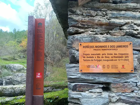 Señalización de la Grande Rota dos Moinhos e Lameiros (GR-298), el sendero de 67 kilómetros que une Portugal y Castilla y León, recientemente galardonado como el "Sendero más Popular de Castilla y León 2025".