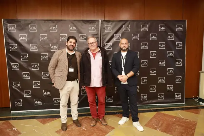 Christoph Strieder, Concejal de Turismo de Zamora (centro), flanqueado por Alberto Rodríguez Boo (izquierda), CEO de Alda Hotels, y Fran Moreno (derecha), CEO de InsideHome, durante la presentación de Niuco Homes en el hotel Alda Mercado de Zamora. Strieder valoró la elección de la ciudad para el anuncio de esta nueva sociedad.