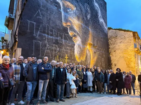 Vecinos de Viveiro y representantes de las distintas Cofradías acompañan al delegado Javier Arias ante el mural dedicado a la Semana Santa en el casco histórico.