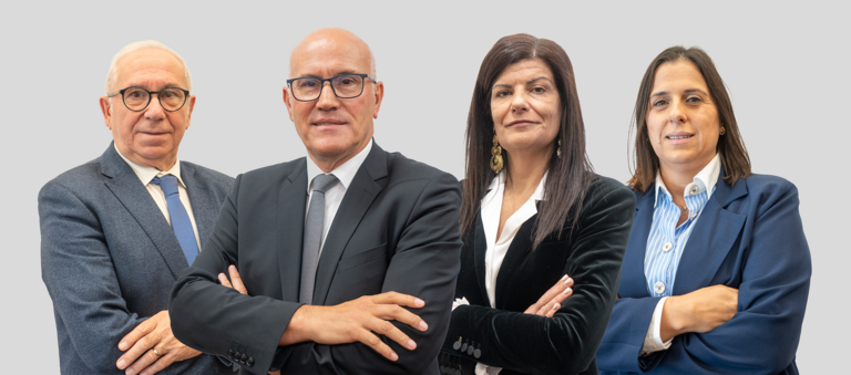 O presidente Carlos Silva com os vereadores Aurélio Neiva, Paula Cepa e Fátima Escrivães após a apresentação da nova distribuição de pelouros.