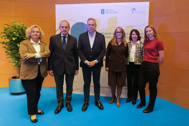 De izquierda a derecha: Isabel Priede, directora general de Farmacia, Humanización y Coordinación Sociosanitaria del Gobierno de Cantabria; Jon Iñaki Betolaza, director de Farmacia de la Consejería de Salud del Gobierno de Euskadi; Antonio Gómez Caamaño, conselleiro de Sanidade de la Xunta de Galicia; Silvia Reboredo, subdirectora general de Farmacia de la Consellería Sanidade de la Xunta de Galicia; Montse Sánchez-Agustino, Regional Market Access Manager del norte de España en Otsuka Pharmaceutical; e Irene Cid, directora general de Planificación Sanitaria del Gobierno del Principado de Asturias.