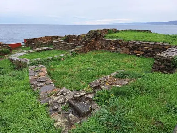 El Castro de Fazouro, sobre la Punta del Castro, ofrece una de las panorámicas arqueológicas más singulares de la costa de Foz.